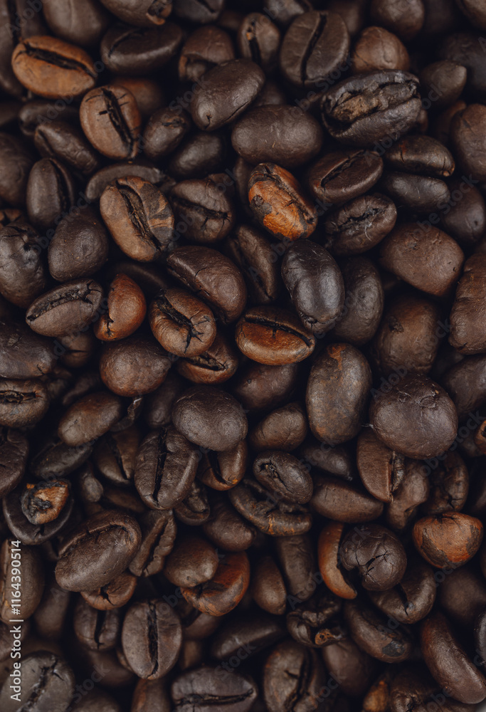 Obraz premium Close-up of roasted coffee beans. Rich, dark brown, and ready to brew. Aromatic and full of flavor, perfect for your morning cup.