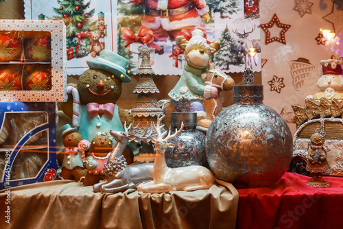 Obraz na płótnie ZAKOPANE, POLAND - DECEMBER O3, 2024: A shop window decorated for Christmas with lots of beautiful toys and figurines. w salonie