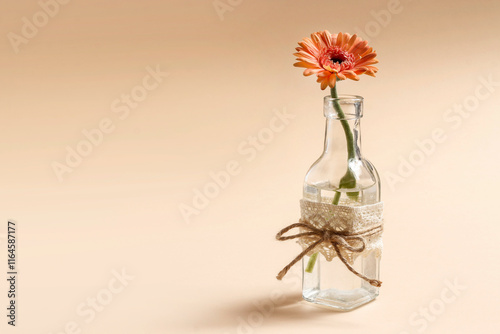 Obraz na płótnie Simple decoration with gerbera flower in glass bottle. w salonie