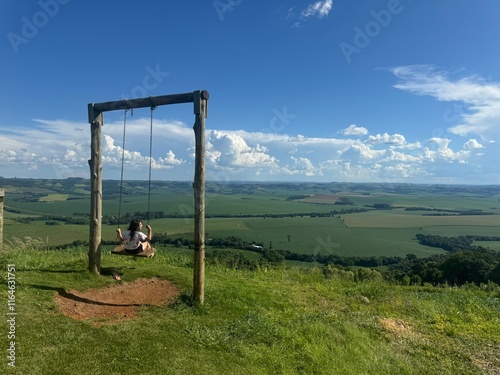 Mulher em balanço  em area rural 