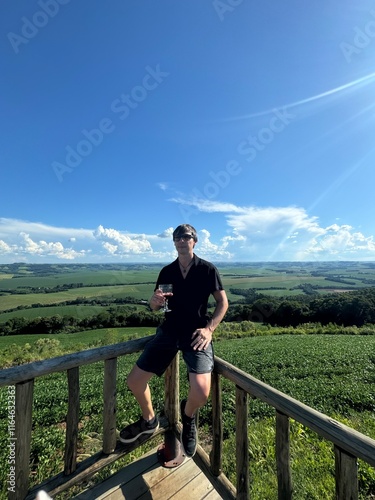 homem  tomando vinho em area rural  photo