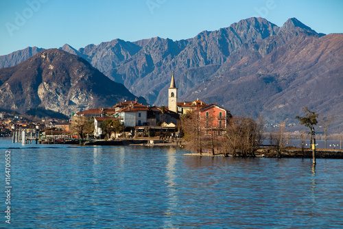 Quadro em tela Beautiful view from the lakeside of Lake Maggiore in Piedmont