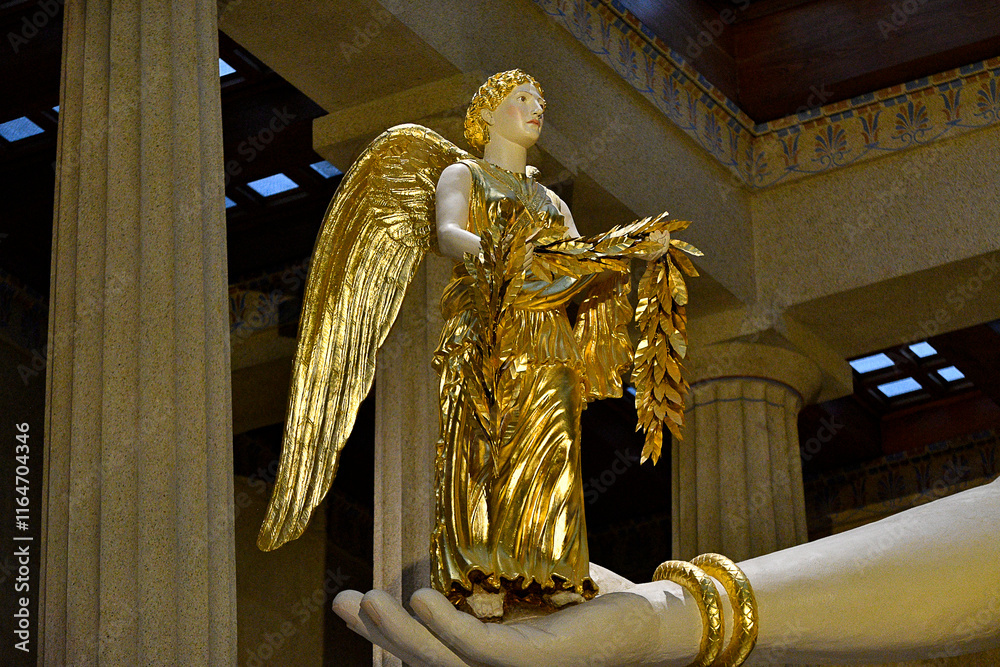 Obraz premium golden angel statue