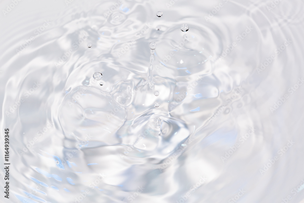 水面に落ちる水滴. 水面に落ちる水滴.