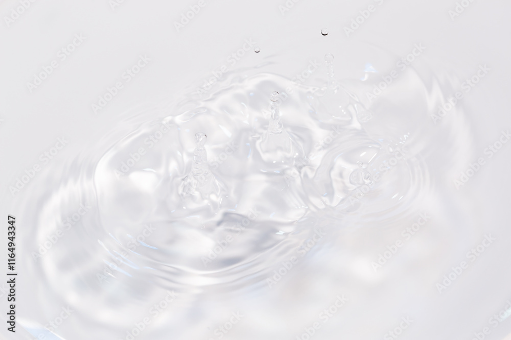 水面に落ちる水滴. 水面に落ちる水滴.