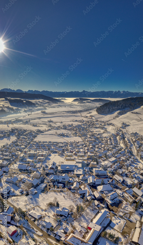 Obraz premium Blick vom Möschberg auf Grosshöchstetten im Emmental, Schweiz (31.12.2024)