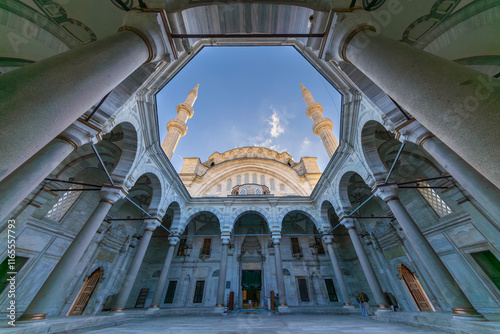 Obraz na płótnie A beautiful view of the Nuruosmaniye Camii, the mosque near the Grand Bazaar in Istanbul, Turkey w salonie