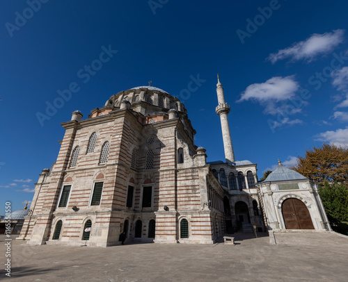 Obraz na płótnie Laleli Mosque also known a Tulip mosque. Exterior shot. Arabic text as decor (verses from Koran, muslim Holy book). Ottoman w salonie