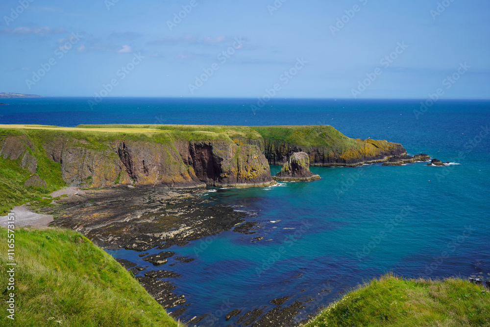Obraz premium View over cliffs and ocean in Scotland