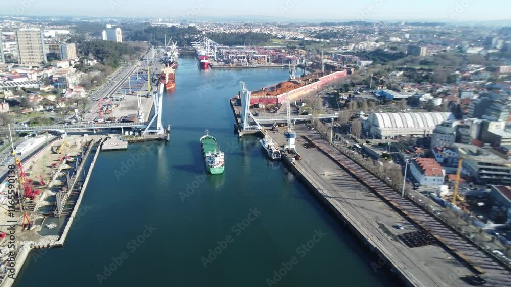 Porto de Leixões: Logística e Navegação no Norte de Portugal
