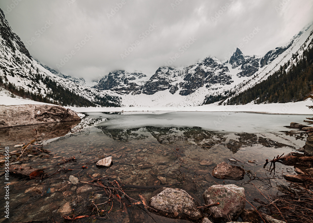 Φωτογραφία Frozen Lake Morskie Oko or Sea Eye Lake in Poland at Winter.