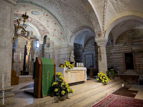 Obraz na płótnie San Fermo Maggiore cathedral, interior of lower church with altar w salonie