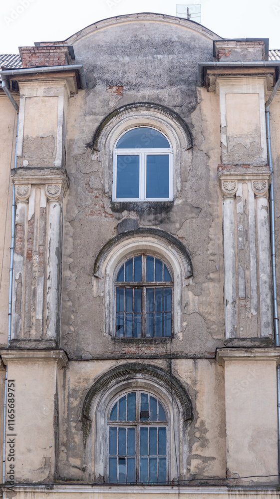 Obraz premium Windows and doors as part of the exterior of the streets of old Uzhgorod.