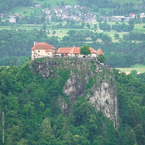 Le château de Bled qui surplombe le lac de Bled en Slovénie photo