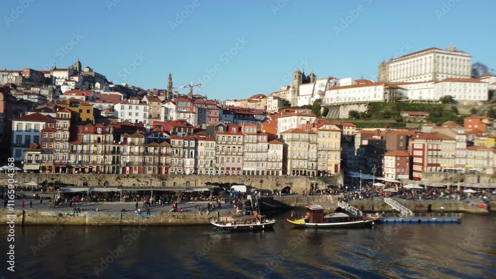 Porto: Encanto da Ribeira com o Rio Douro e Barcos Tradicionais Porto: Encanto da Ribeira com o Rio Douro e Barcos Tradicionais