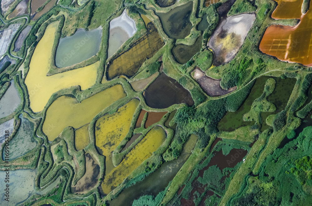 Fototapeta premium vue aérienne des marais salants de Guérande