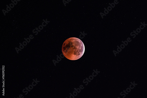 Sternenhimmel mit Blutmond rot gefärbt