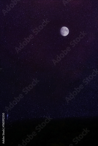 Sternenhimmel mit Mond rot gefärbt