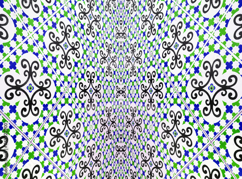Mirroring of colored ornament on ceramic tiles