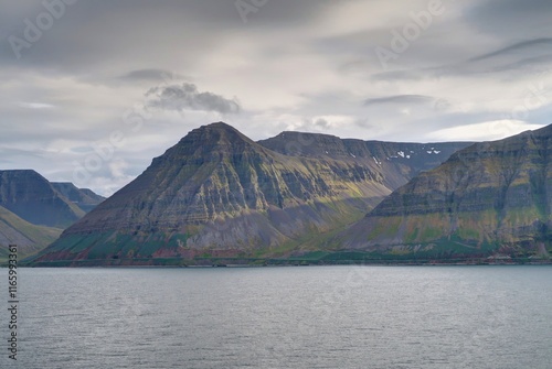 côte nord de l'Islande, falaise et plateau enneigé avec villages colorés