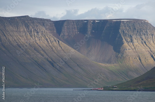 côte nord de l'Islande, falaise et plateau enneigé avec villages colorés photo