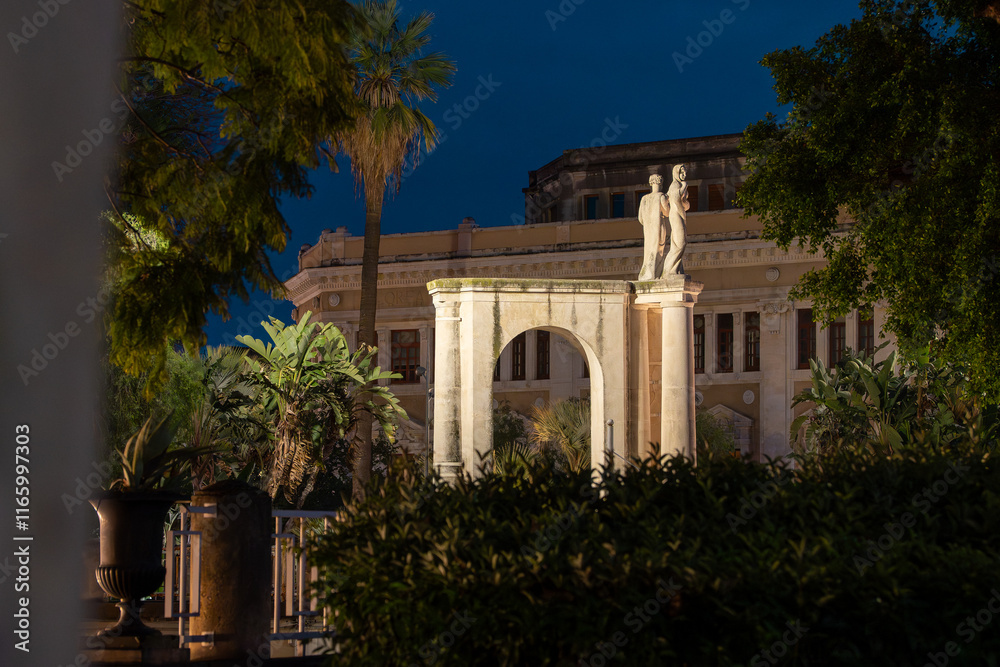 Obraz premium Illuminated arch with statues in Giardino Bellini at night, Catania, Sicily