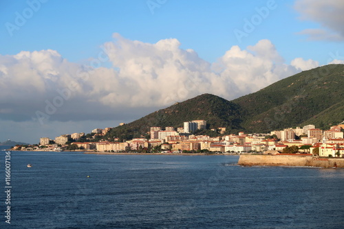 port d'Ajaccio en Corse arrivée par la mer