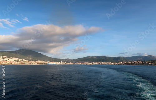 port d'Ajaccio en Corse arrivée par la mer