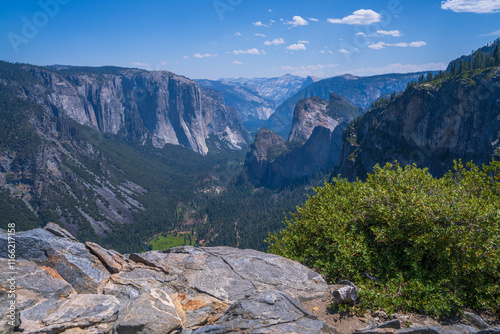 Obraz na płótnie hiking the pohono trail at old inspiration point in yosemite, california, usa w salonie