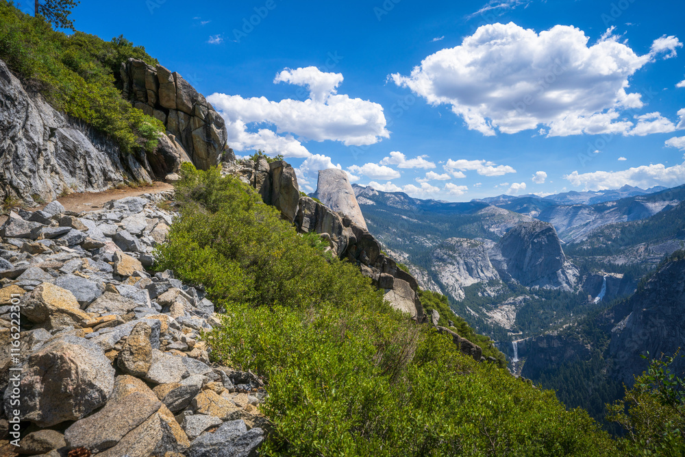 Fototapeta premium hiking the panorama trail in yosemite national park, california