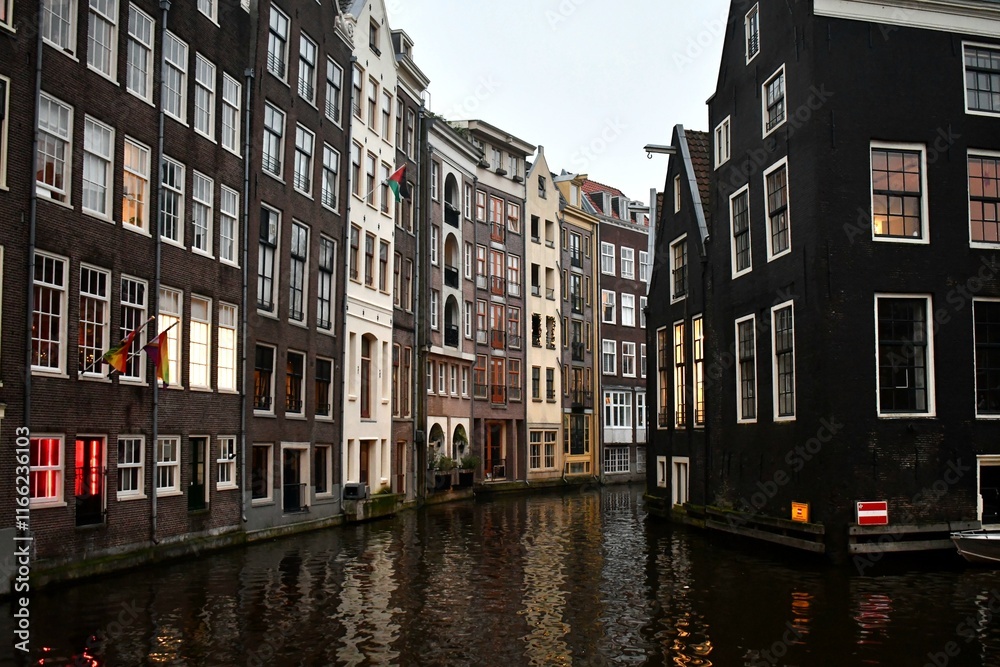 Naklejka premium Amsterdam canal in the evening