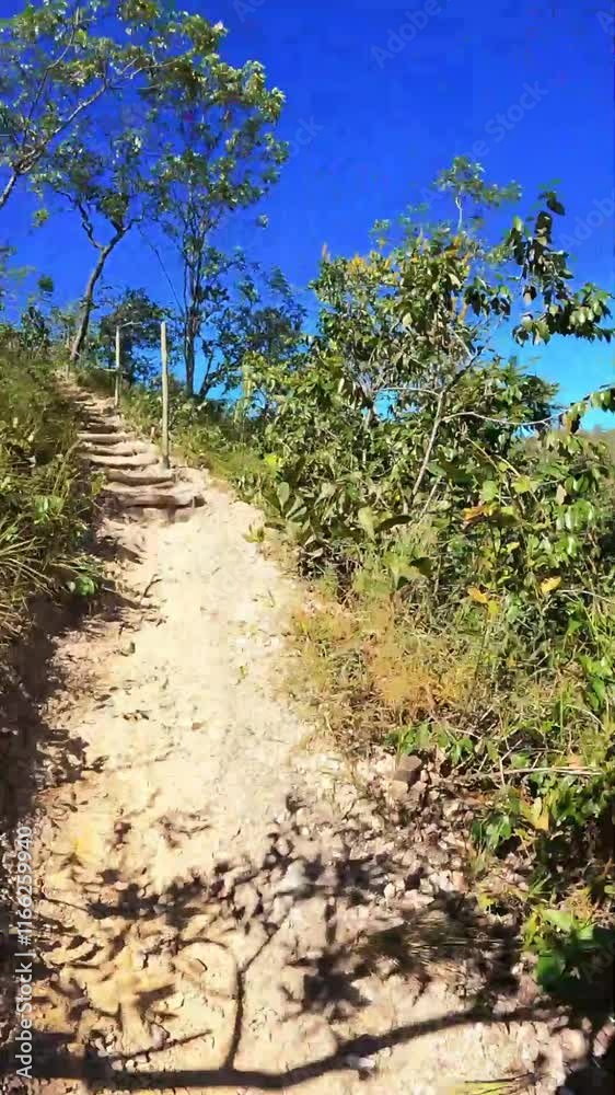 Time lapse caminhando por trilha na cidade de Alto Paraiso de Goiás, região da Chapada dos Veadeiros, Estado de Goiás, Brasil