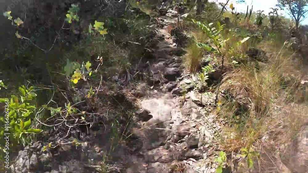 Time lapse caminhando por trilha na cidade de Alto Paraiso de Goiás, região da Chapada dos Veadeiros, Estado de Goiás, Brasil Time lapse caminhando por trilha na cidade de Alto Paraiso de Goiás, região da Chapada dos Veadeiros, Estado de Goiás, Brasil