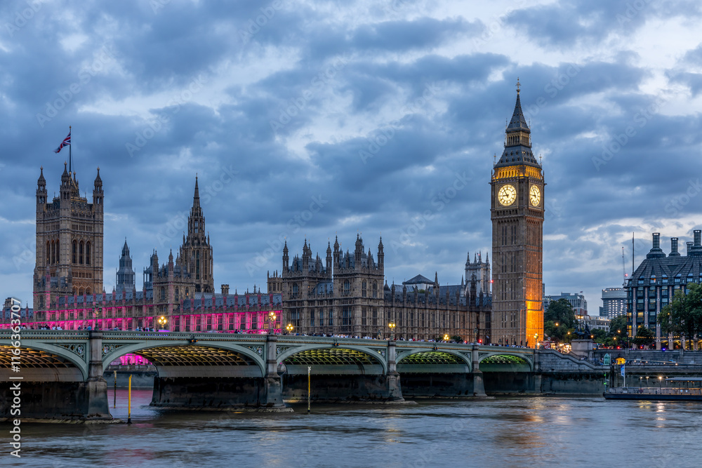 Obraz premium houses of parliament city and Big Ben Illuminated at night.