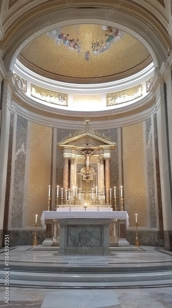 Fototapeta premium A beautifully adorned altar featuring candles and intricate architecture.