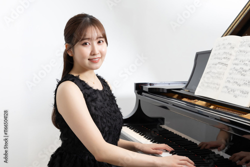 Fototapeta 美しい日本人女性ピアニスト