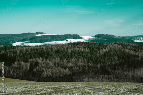 Landschaft im Erzgebirge mit schneebedeckten Berggipfeln