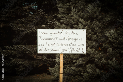 Plakat im Erzgebirge zur politischen Situation 