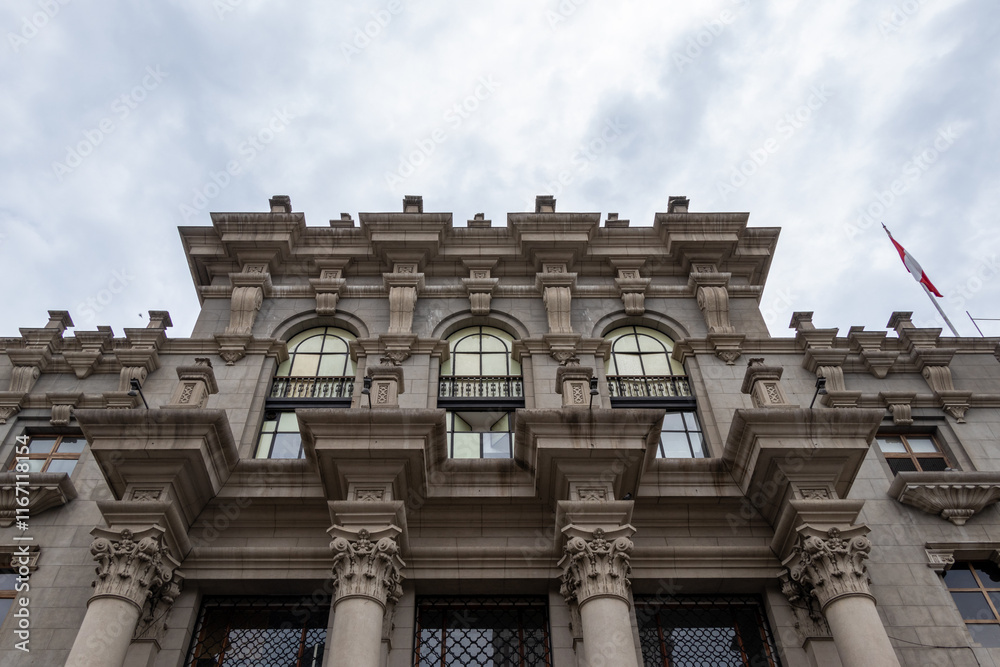 Φωτογραφία The facade of a building in a colonial style in Peru