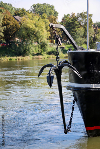 Ein Anker an einem Binnenschiff. photo