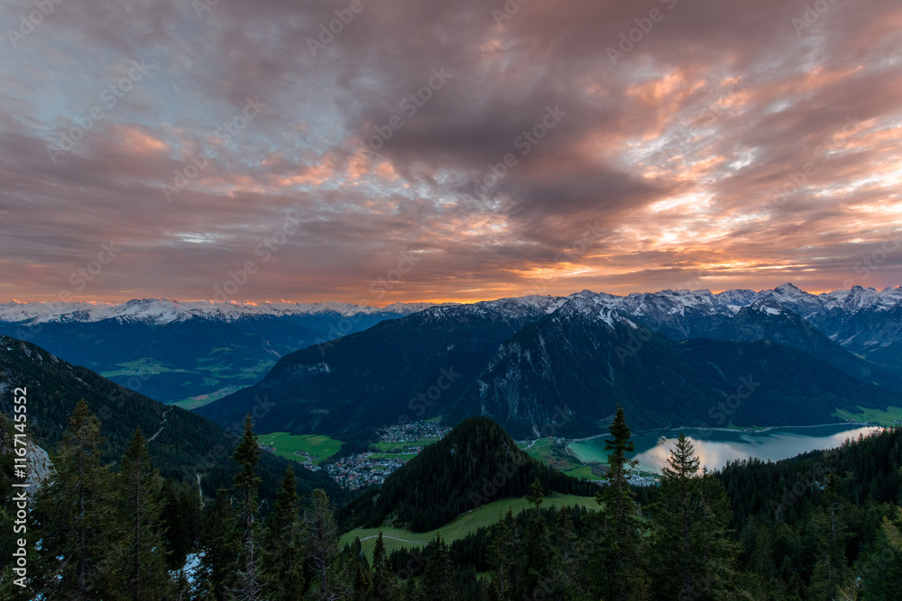 Obraz premium Fiery Sunset Over Achensee: Mountain Panorama