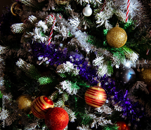 Fantasievolle und bunte Christbaumkugeln – Christbaumschmuck für eine festliche Weihnachtsatmosphäre, nostalgische Weihnachtsdekorationen, Ornamente, stilvolle Christbaumdekorationen für Festtage photo