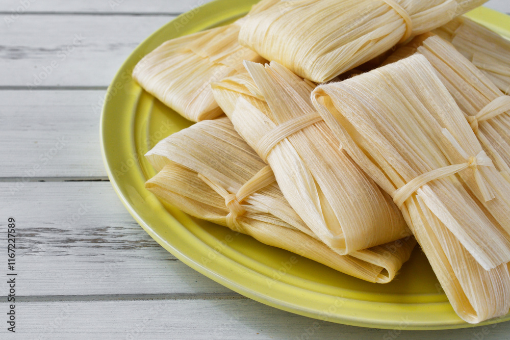死者の日やカンデラリアの日に食べられるメキシコ料理のタマレス(タマル) コピースペースあり Mexican food, Tamales (tamal), eaten on the Day of the Dead (Día de los muertos) and the Day of the Candelaria (Día de la Candelaria) with copy space 死者の日やカンデラリアの日に食べられるメキシコ料理のタマレス(タマル) コピースペースあり Mexican food, Tamales (tamal), eaten on the Day of the Dead (Día de los muertos) and the Day of the Candelaria (Día de la Candelaria) with copy space