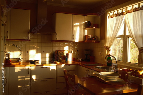 Cocina rústica de una casa de madera con el sol del atardecer entrando por las ventanas 