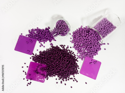 Photos masterbacth plastic, purple masterbacth granules in glass container with chips,