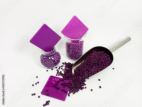 Konstfotografi masterbacth plastic, purple masterbacth granules in glass container with chips,