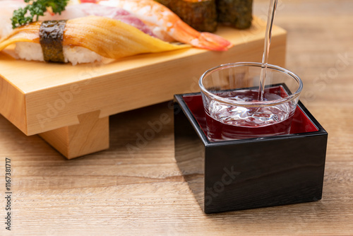 なみなみに注がれた升酒と寿司が並ぶテーブル