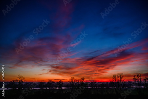 Ein farbenprächtiger Sonnenuntergang am Neujahrstag photo