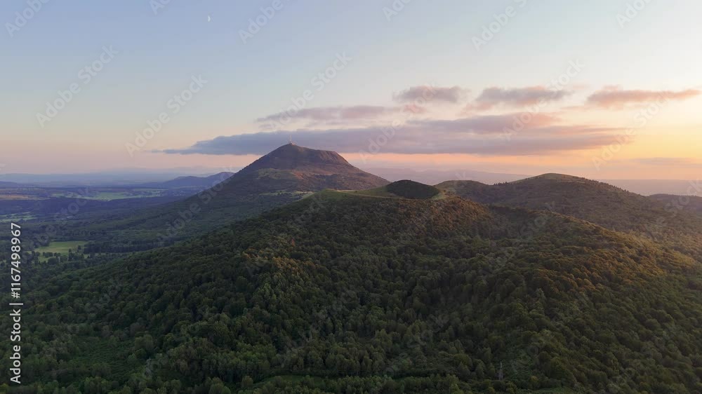 La montagne du Puy-de-Dôme et le volcan du puy de pariou au coucher de soleil en Auvergne vers Clermont-Ferrand