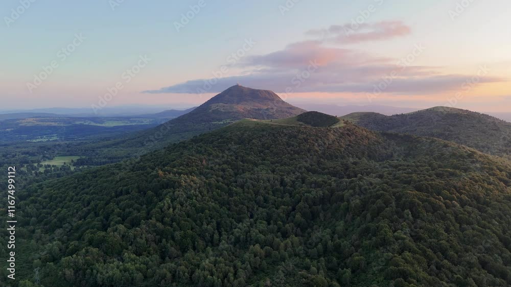 La montagne du Puy-de-Dôme et le volcan du puy de pariou au coucher de soleil en Auvergne vers Clermont-Ferrand
